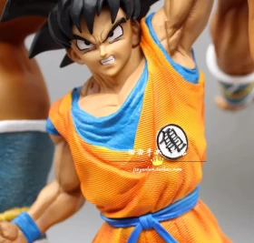 Dragon Ball Son Goku Lifting Nappa Figure